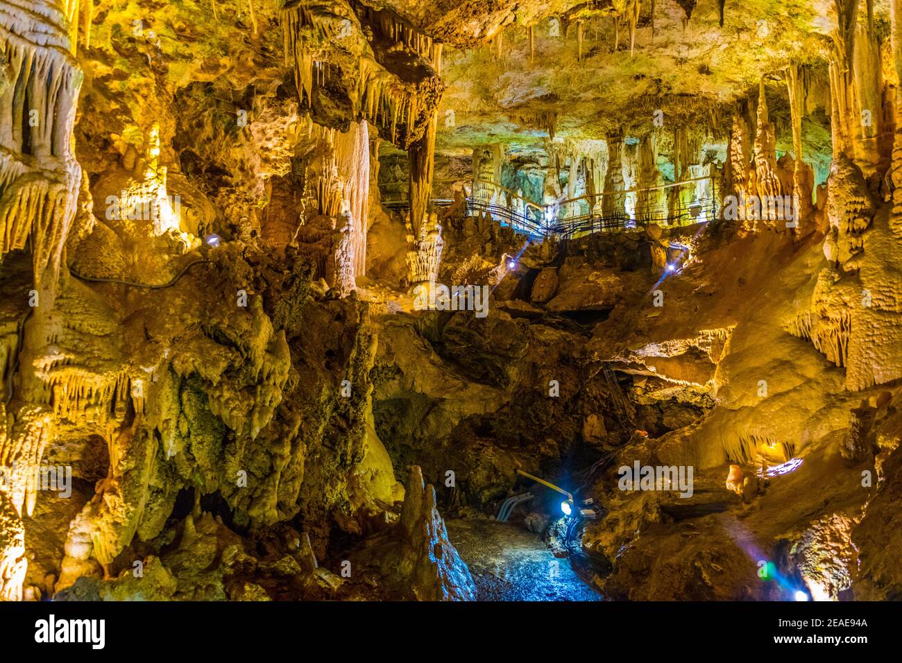 Innenansicht einer Grotte im Inneren des Jardin exotique-Gartens in Monaco Stockfoto