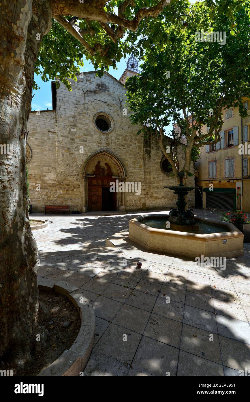 Saint Sauveur Kirche und Bäume in Manosque, ist die größte Stadt und Gemeinde im Département Alpes-de-Haute-Provence im Südosten Frankreichs Stockfoto