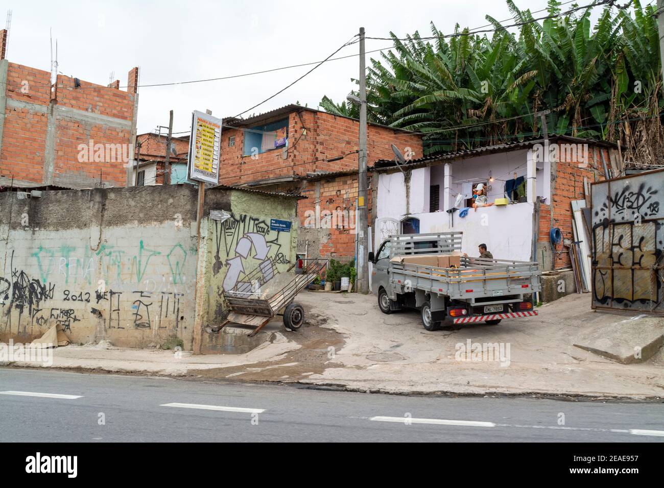 Ein Großteil der Jardin Edite Favela wurde auf der gegenüberliegenden Seite des Flusses Pinheiros abgerissen, gegenüber den wohlhabenden Bezirken von Sao Paulo in Brasilien. Stockfoto