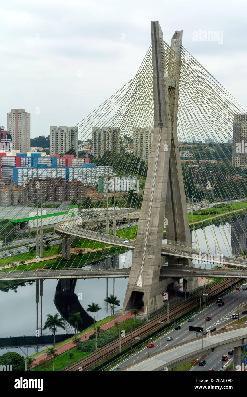 Die Kabel-blieb Octavio FRIAS de Oliveira Brücke über den verschmutzten Fluss Pinheiros in Sao Paulo, Brasilien. Die Brücke wurde von entworfen und gebaut Stockfoto