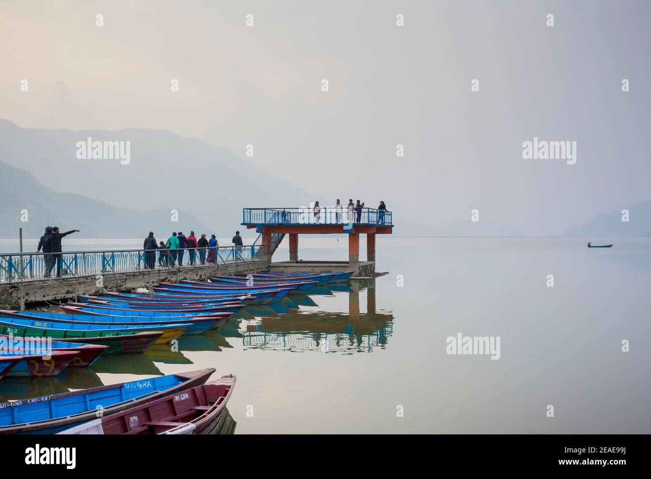 Bunte Boote am Phewa Lake festgemacht. Pokhara. Nepal. Stockfoto