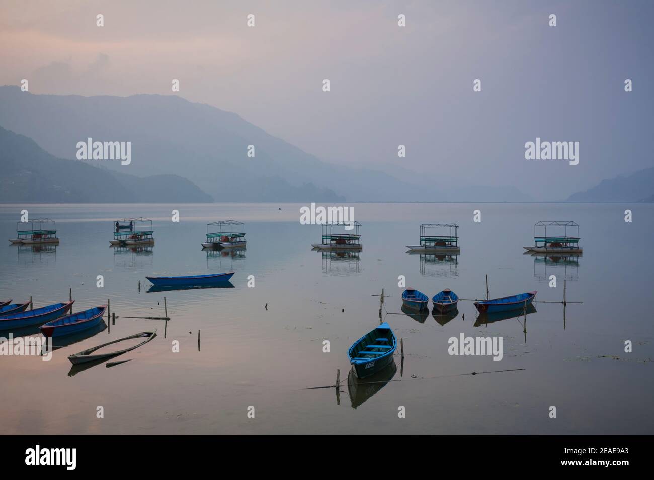 Bunte Holzboote in Phewa Lake. Pokhara. Nepal. Stockfoto