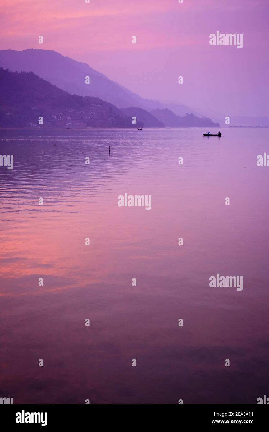 Abendlicht über Pewa Lake. Pokhara. Nepal. Stockfoto