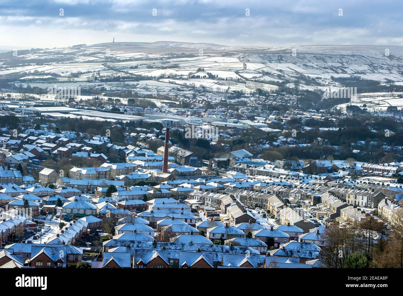 Haslingden, East Lancashire, England, 9th. Februar 2021. Eine frische Schneedecke bedeckt die Stadt Haslingden, da das eisige Wetter im Nordwesten Englands diese Woche andauert. Kredit: Paul Heyes/ Alamy Live Nachrichten Stockfoto