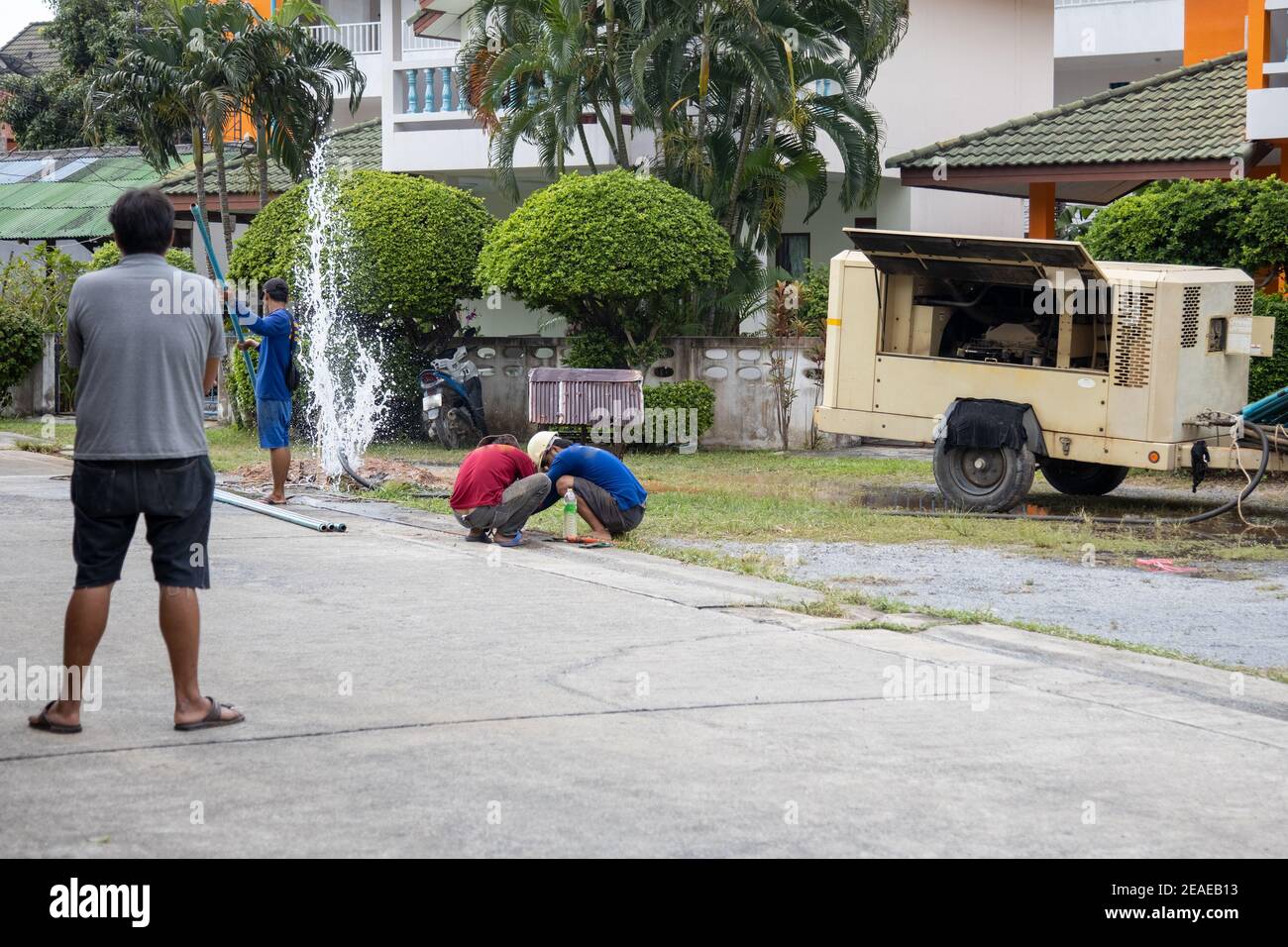 Ausfall der Wasserversorgung. Handwerker reparieren Wasserleitungen auf der Straße. Stockfoto