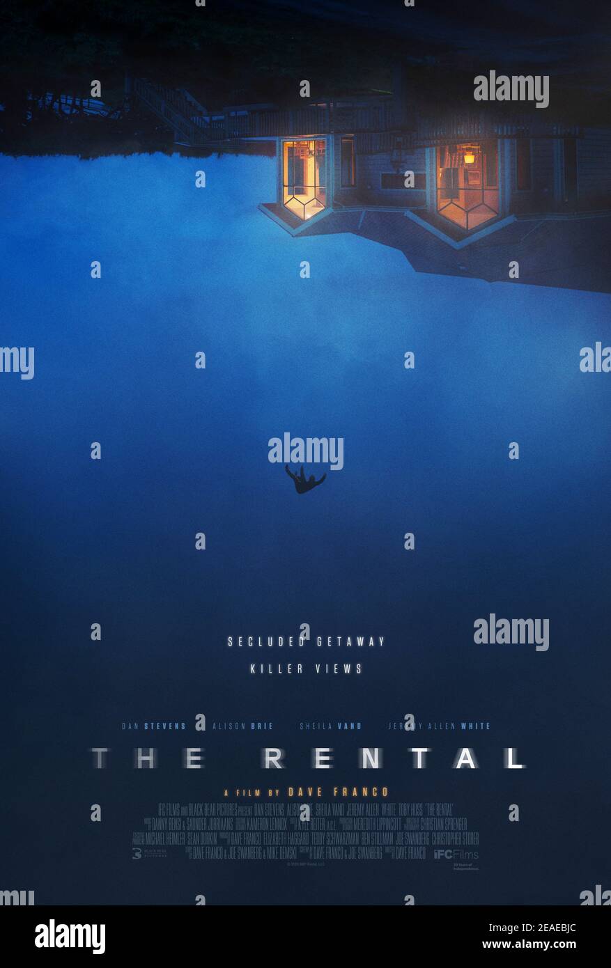 The Rental (2020) unter der Regie von Dave Franco mit Dan Stevens, Alison Brie und Sheila Vand. Zwei Paare mieten ein Ferienhaus für ein festliches Wochenende, aber man fühlt sich, als würden sie beobachtet. Stockfoto