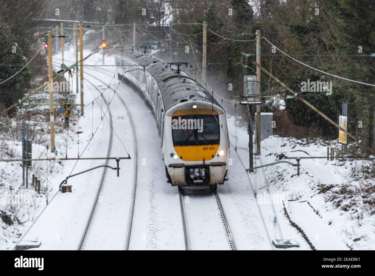 Southend on Sea, Essex, Großbritannien. Februar 2021, 9th. Storm Darcy hat weiteren Schnee fallen gelassen, und brachte eisige und windige Bedingungen. C2C Zug in Richtung London, nähert sich Westcliff am Meer Bahnhof Stockfoto