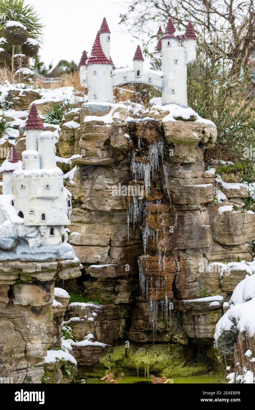 Southend on Sea, Essex, Großbritannien. Februar 2021, 9th. Storm Darcy hat an der Strandpromenade weiteren Schnee fallen gelassen und eisige und windige Bedingungen gebracht. Der Wasserfall von Never Never Land’s Feenburg auf Cliff Gardens ist gefroren Stockfoto