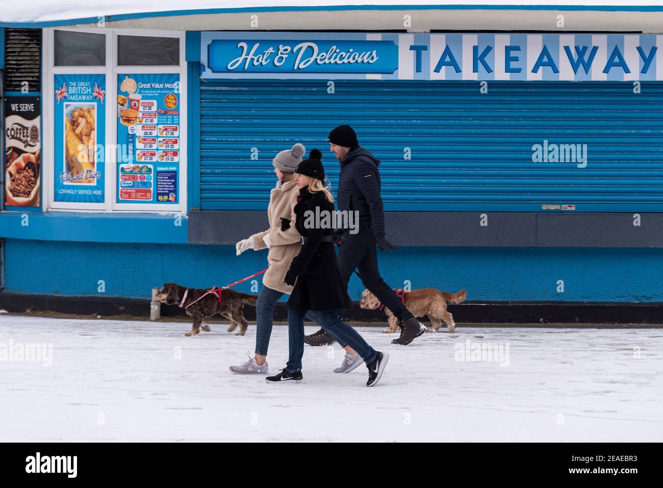 Southend on Sea, Essex, Großbritannien. Februar 2021, 9th. Storm Darcy hat an der Strandpromenade weiteren Schnee fallen gelassen und eisige und windige Bedingungen gebracht. Jogger und Spaziergänger trotzten der Kälte und Winden entlang der Küste, vorbei an geschlossenen Unternehmen Stockfoto