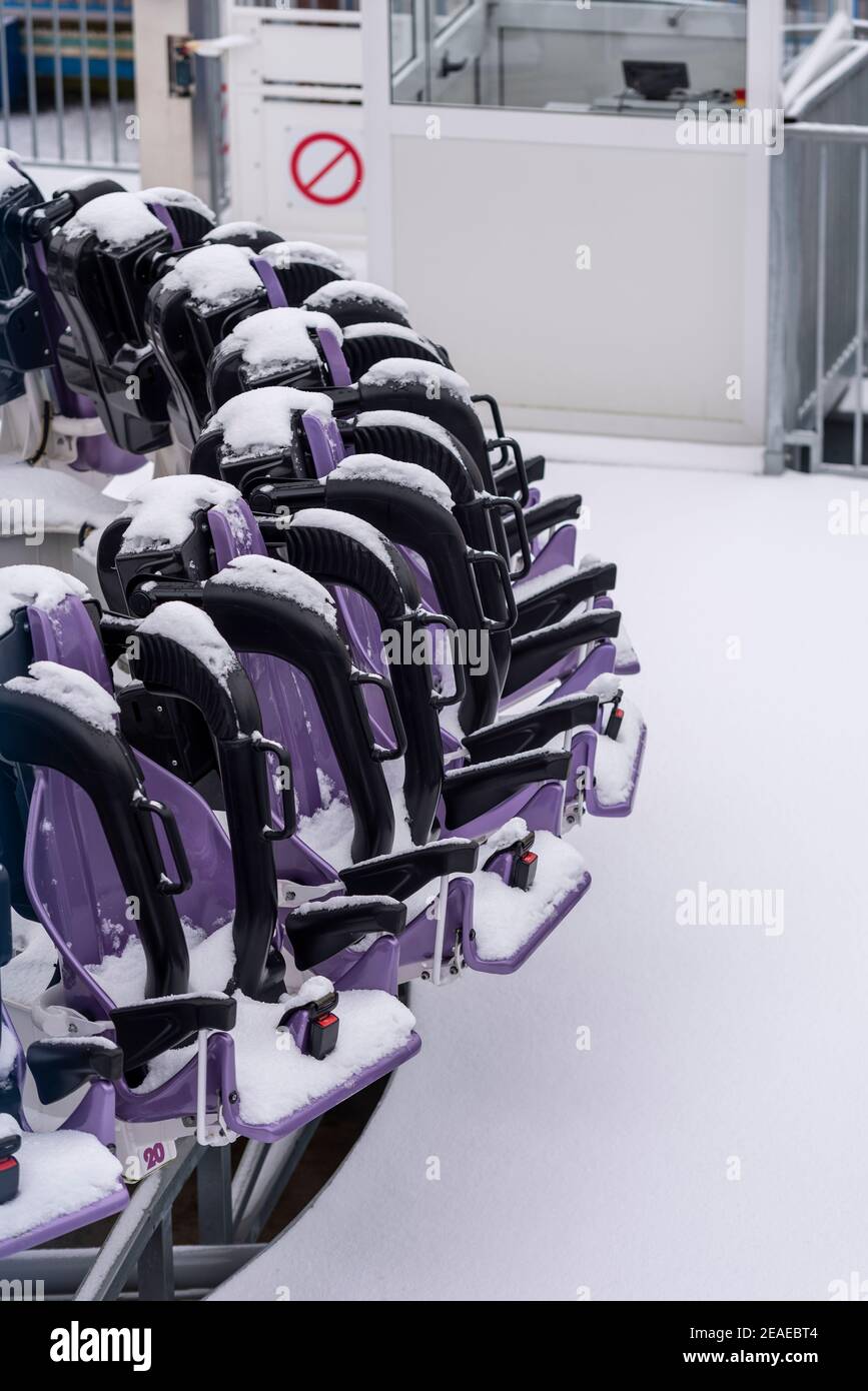 Southend on Sea, Essex, Großbritannien. Februar 2021, 9th. Storm Darcy hat an der Strandpromenade weiteren Schnee fallen gelassen und eisige und windige Bedingungen gebracht. Schneebedeckte Sitze der Axis Thrill Ride in der geschlossenen Adventure Island Stockfoto