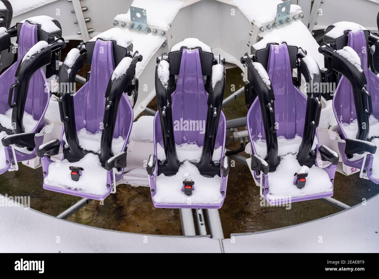 Southend on Sea, Essex, Großbritannien. Februar 2021, 9th. Storm Darcy hat an der Strandpromenade weiteren Schnee fallen gelassen und eisige und windige Bedingungen gebracht. Schneebedeckte Sitze der Axis Thrill Ride in der geschlossenen Adventure Island Stockfoto