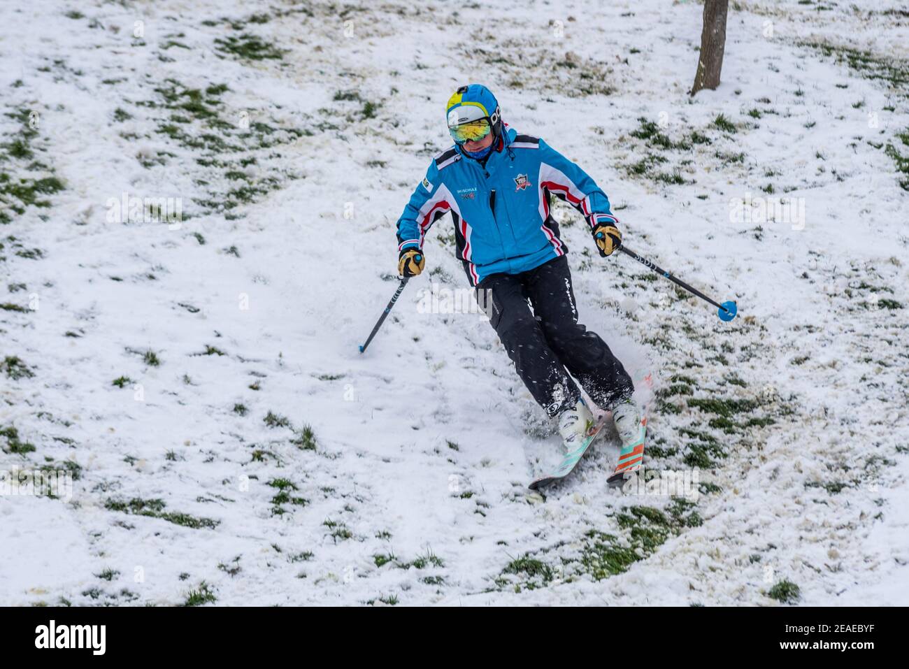 Southend on Sea, Essex, Großbritannien. Februar 2021, 9th. Storm Darcy hat an der Strandpromenade weiteren Schnee fallen gelassen und eisige und windige Bedingungen gebracht. Ein Mann nutzte die Gelegenheit, um die Cliff Gardens über der Western Esplanade an der Strandpromenade zu erkunden Stockfoto
