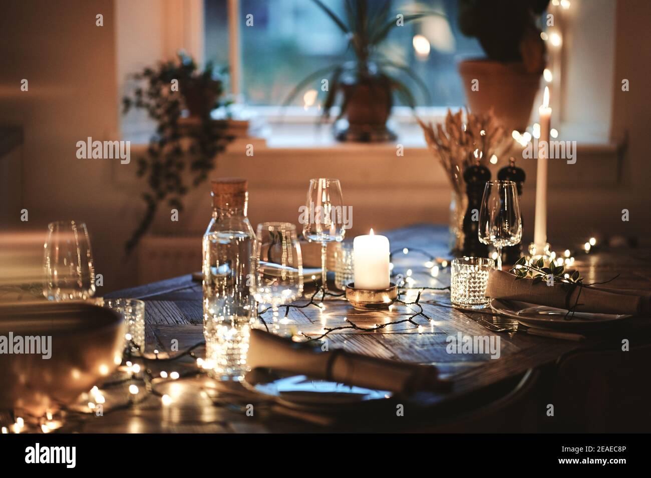 Esstisch mit einer Auswahl an Geschirr und Leuchten dekoriert Für ein elegantes Abendessen Party Stockfoto