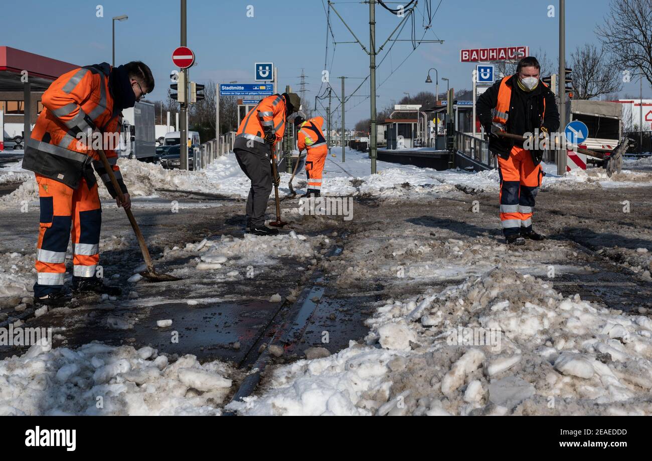 Dortmund, Deutschland. Februar 2021, 09th. Mitarbeiter des Dortmunder ÖPNV-Betreibers DSW21 versuchen, an einem Straßenkreuzung mit Schaufeln Schnee von Straßenbahngleisen zu entfernen. Quelle: Bernd Thissen/dpa/Alamy Live News Quelle: dpa picture Alliance/Alamy Live News Stockfoto
