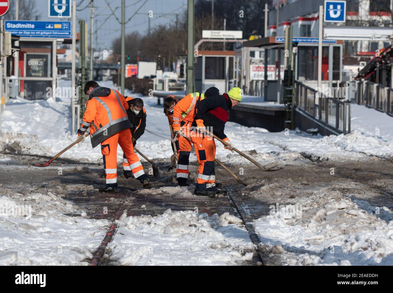 Dortmund, Deutschland. Februar 2021, 09th. Mitarbeiter des Dortmunder ÖPNV-Betreibers DSW21 versuchen, an einem Straßenkreuzung mit Schaufeln Schnee von Straßenbahngleisen zu entfernen. Quelle: Bernd Thissen/dpa/Alamy Live News Quelle: dpa picture Alliance/Alamy Live News Stockfoto
