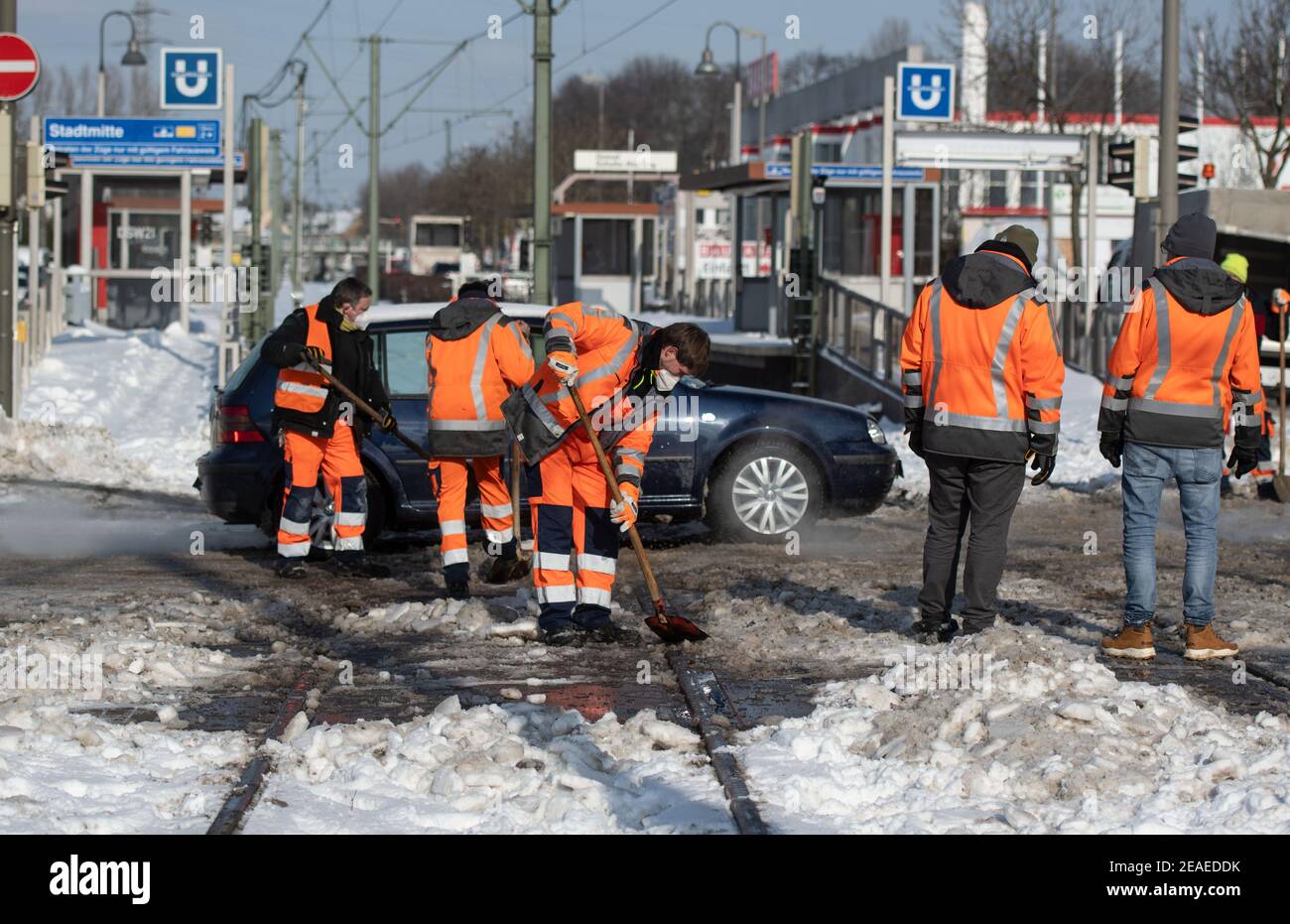 Dortmund, Deutschland. Februar 2021, 09th. Mitarbeiter des Dortmunder ÖPNV-Betreibers DSW21 versuchen, an einem Straßenkreuzung mit Schaufeln Schnee von Straßenbahngleisen zu entfernen. Quelle: Bernd Thissen/dpa/Alamy Live News Quelle: dpa picture Alliance/Alamy Live News Stockfoto