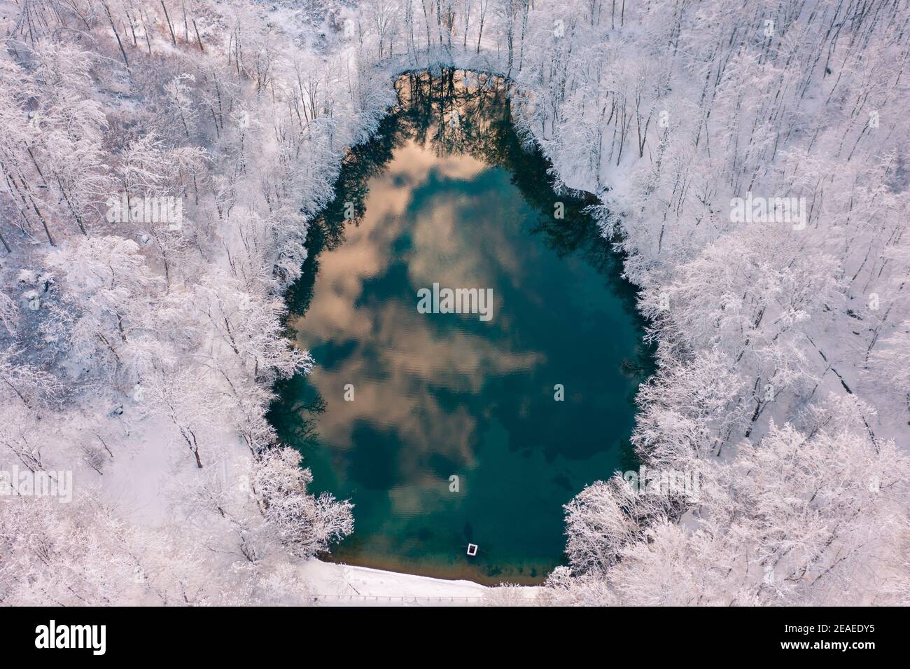 Szilvásvárad, Ungarn - Luftaufnahme des berühmten Oberen Sees auch bekannt als Sipovics tengerszem mit kristallklarem türkisfarbenem Wasser. Verschneiten Winterwald Stockfoto