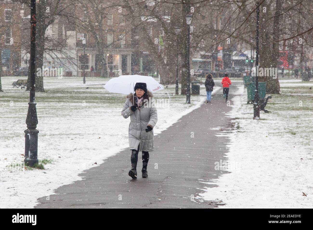 London, Großbritannien. 9. Februar 2021: Nach drei Tagen Schnee in London beginnt es sich zu beruhigen und die Winde sind gefallen, als Storm Darcy vorbei ist. Auf Clapham Common nehmen einige Leute Übung. Quelle: Anna Watson/Alamy Live News Stockfoto