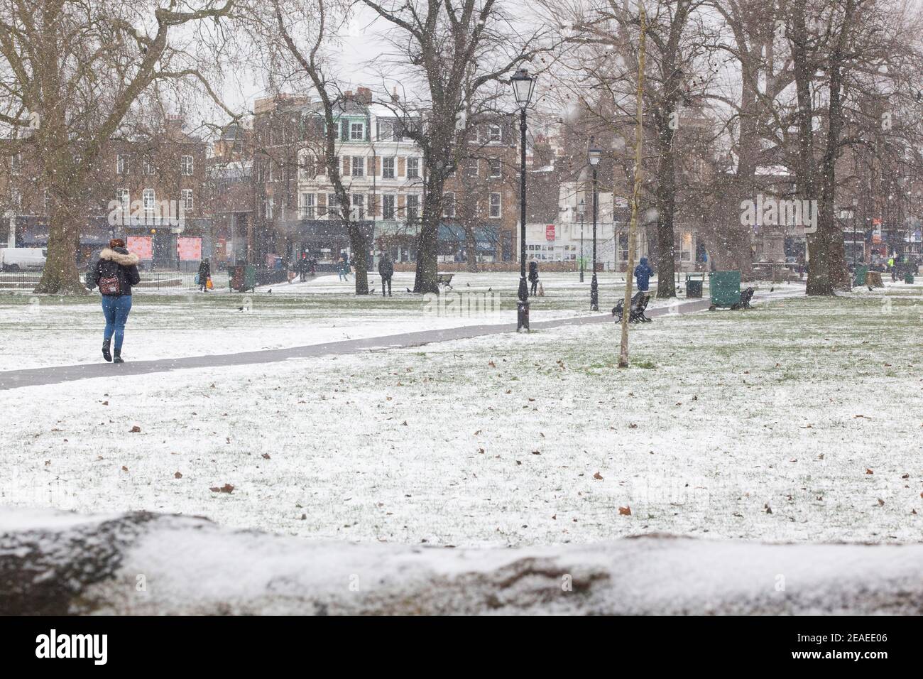 London, Großbritannien. 9. Februar 2021: Nach drei Tagen Schnee in London beginnt es sich zu beruhigen und die Winde sind gefallen, als Storm Darcy vorbei ist. Auf Clapham Common nehmen einige Leute Übung. Quelle: Anna Watson/Alamy Live News Stockfoto