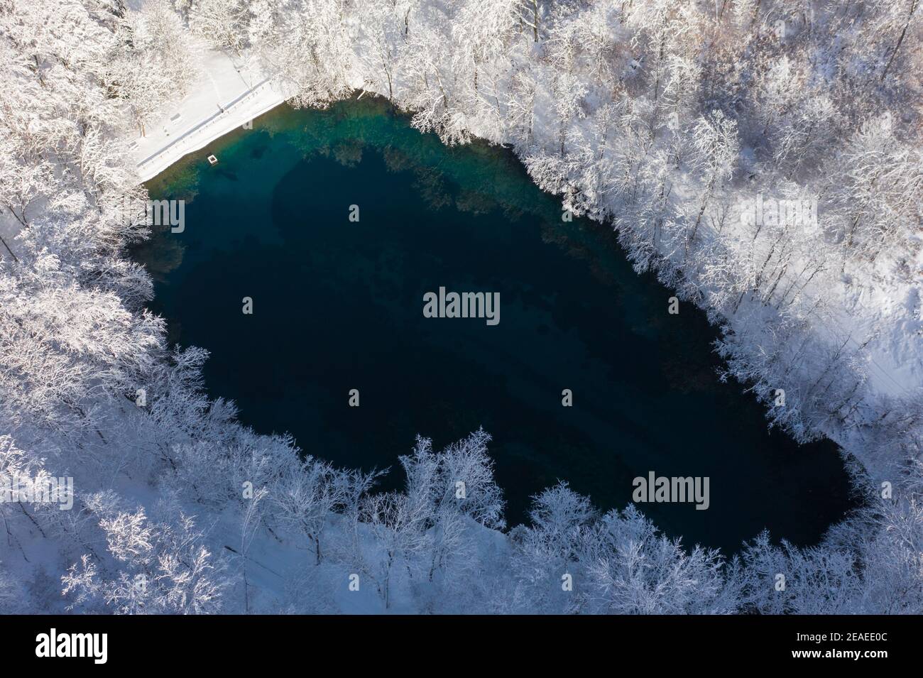 Szilvásvárad, Ungarn - Luftaufnahme des berühmten Oberen Sees auch bekannt als Sipovics tengerszem mit kristallklarem türkisfarbenem Wasser. Verschneiten Winterwald Stockfoto