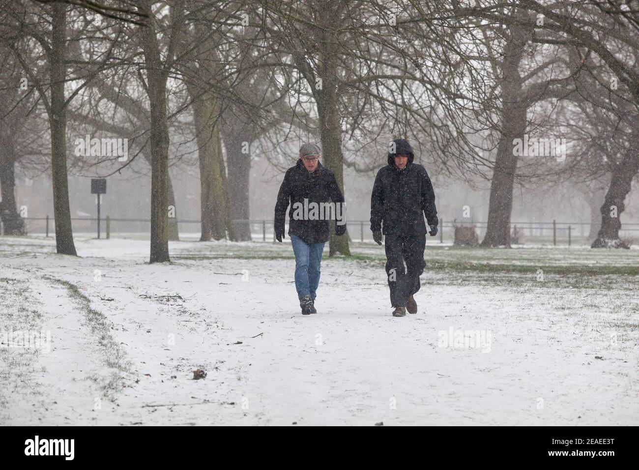 London, Großbritannien. 9. Februar 2021: Nach drei Tagen Schnee in London beginnt es sich zu beruhigen und die Winde sind gefallen, als Storm Darcy vorbei ist. Auf Clapham Common nehmen einige Leute Übung. Quelle: Anna Watson/Alamy Live News Stockfoto