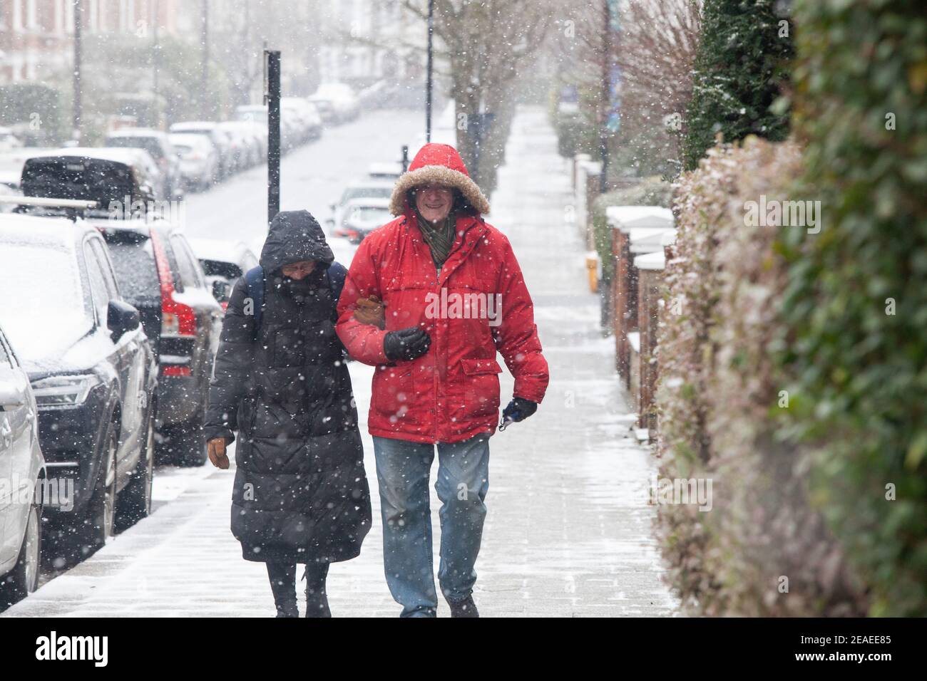 London, Großbritannien. 9. Februar 2021: Nach drei Tagen Schnee in London beginnt es sich zu beruhigen und die Winde sind gefallen, als Storm Darcy vorbei ist. In Clapham nehmen einige Leute Übung. Anna Watson/Alamy Live News Stockfoto
