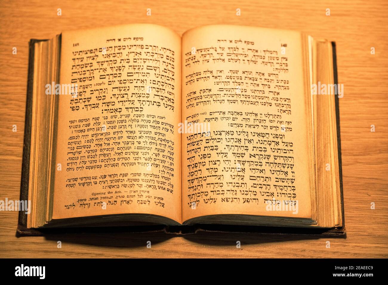 Machsor Lemberg aus dem Jahr 1907 gedruckt bei Daavid Balaban. Der Machsor ist das Gebetbuch, das von Juden an den Feiertagen verwendet wird. Februar 19,2017; Prag, Stockfoto