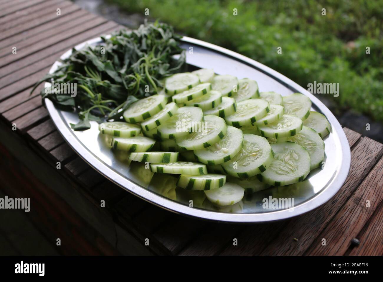 Gemüse in Scheiben geschnitten Gurke und kemangi für Vorspeise, Lalapan Essen Indonesien. Stockfoto