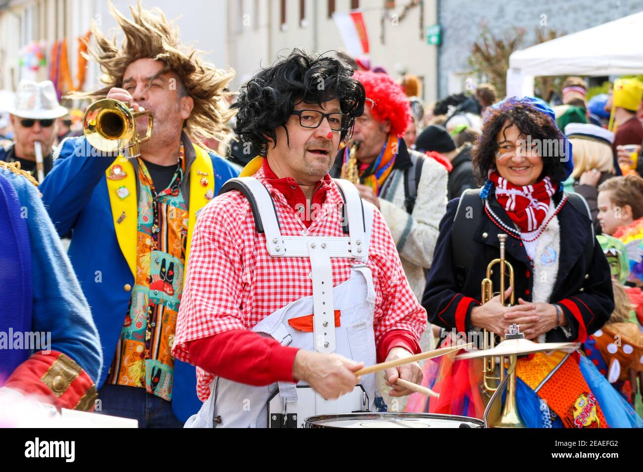 Köln, Deutschland - 2. März 2019 Lustige Straßenmusiker in bunten Kleidern feiern Karneval. Stockfoto