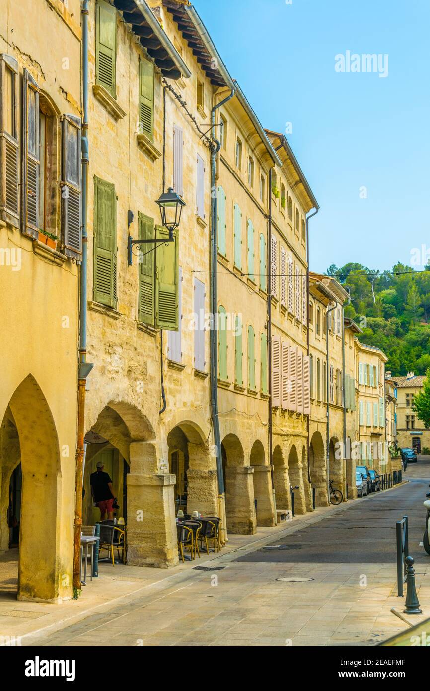 Blick auf eine schmale Straße im Zentrum von Villeneuve les Avignon, Frankreich Stockfoto