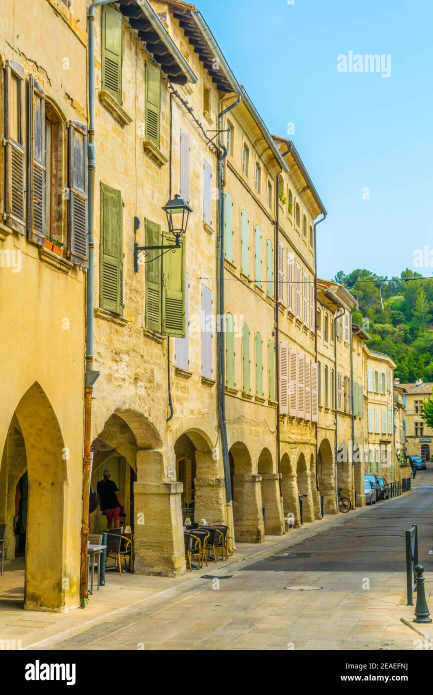 Blick auf eine schmale Straße im Zentrum von Villeneuve les Avignon, Frankreich Stockfoto