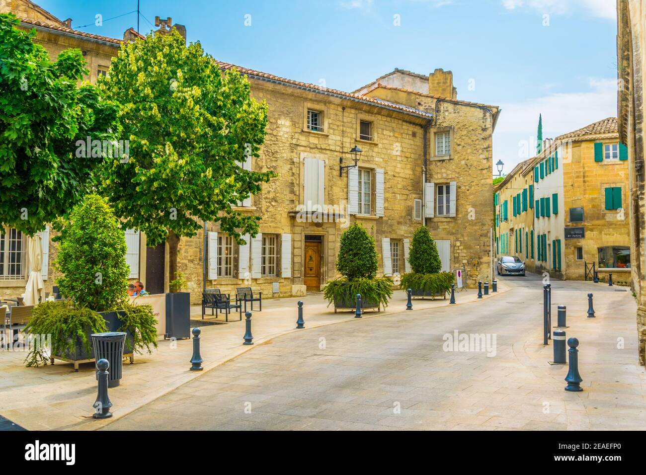 Blick auf eine schmale Straße im Zentrum von Villeneuve les Avignon, Frankreich Stockfoto
