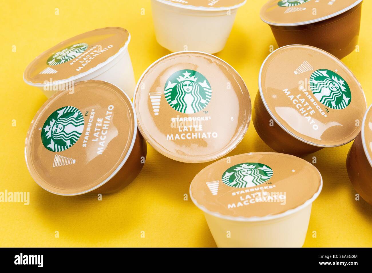 Tyumen, Russland-Dezember 10, 2020: Starbucks Latte Macchiato Kaffeekapseln. Selektive Fokus Logo Stockfoto