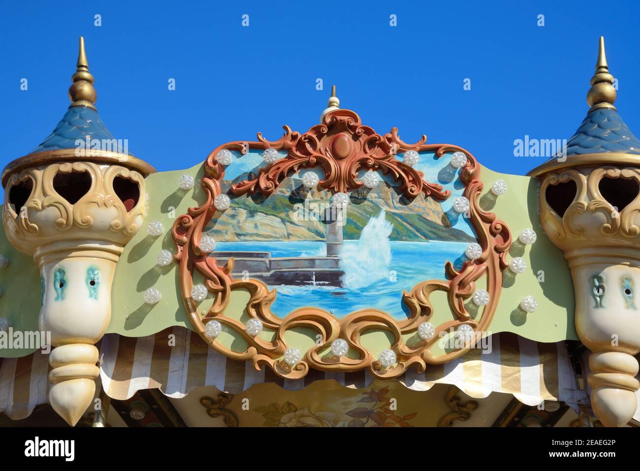 Kitsch oder dekoratives Detail von Karussell, Karussell oder Merry-go-Round mit Gemälde von Leuchtturm & stürmisches Meer in Cassis Provence Frankreich Stockfoto