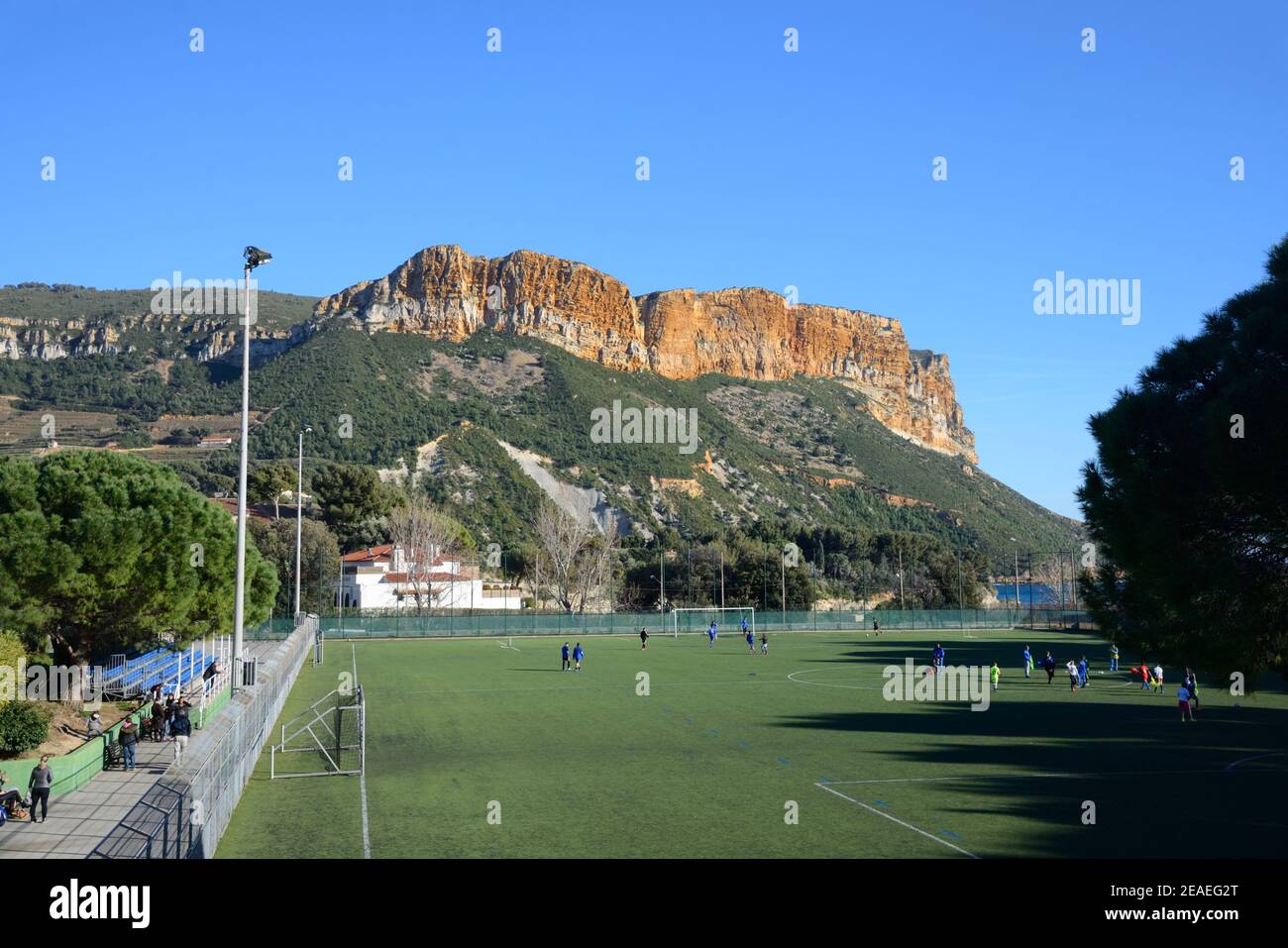 Cap Canaille Peninsula, Sea Cliffs & wunderschön gelegenen Fußballplatz oder Fußballplatz an der Mittelmeerküste Cassis Bouches-des-Rhône Provence Frankreich Stockfoto