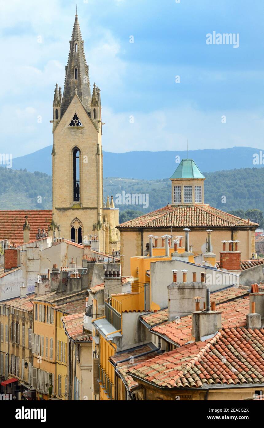 Glockenturm der Kirche von St-Jean-de-Malte, Kapelle der Oblatskapelle (c17th) & Dächer der Altstadt oder des historischen Viertels von Aix-en-Provence ¨Provence Frankreich Stockfoto