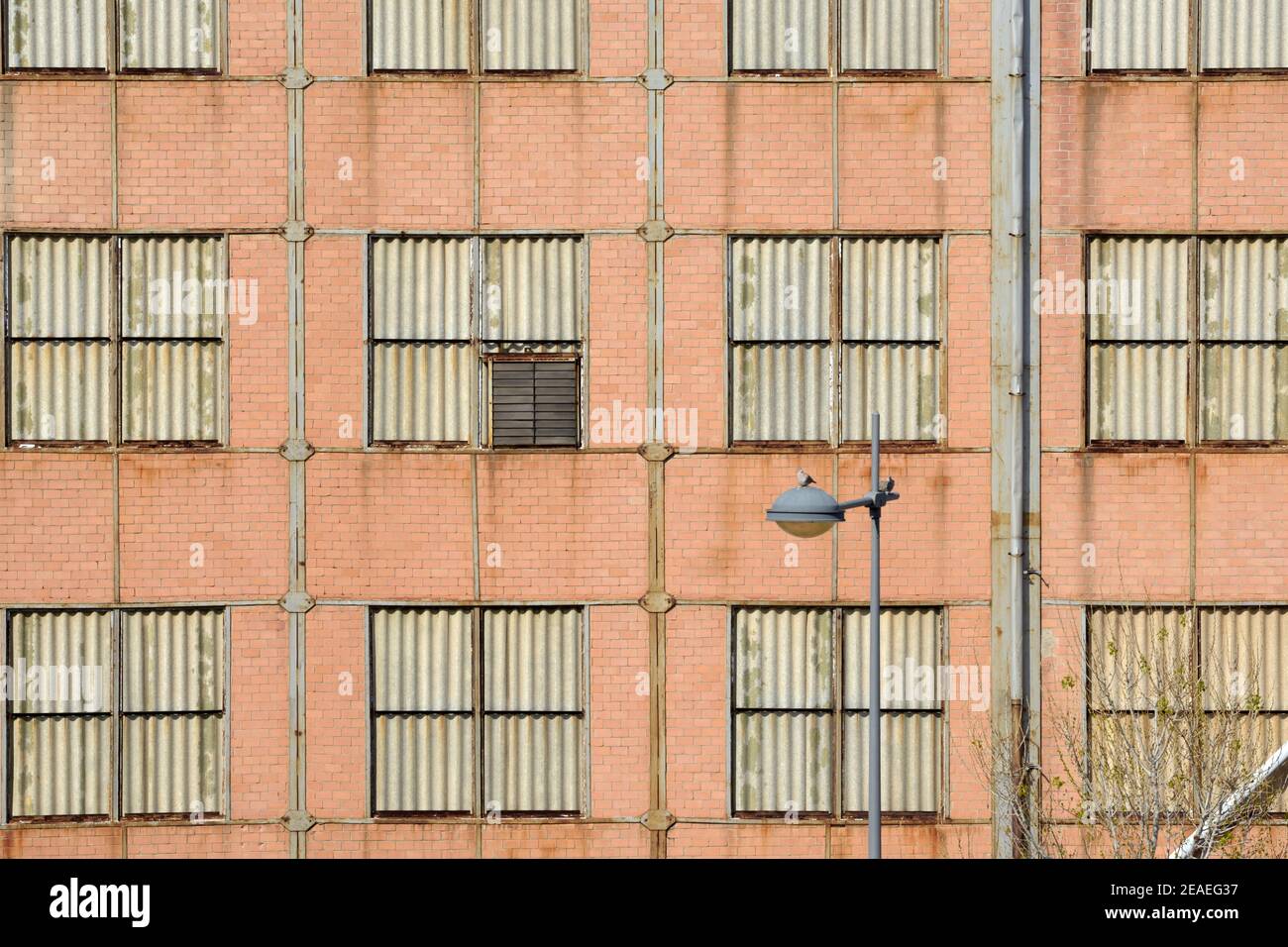 Quadratische Fenster oder Fenster Muster der Brick Industrial Building in Die alten Werften in La Ciotat Bouches-du-Rhone Provence Frankreich Stockfoto