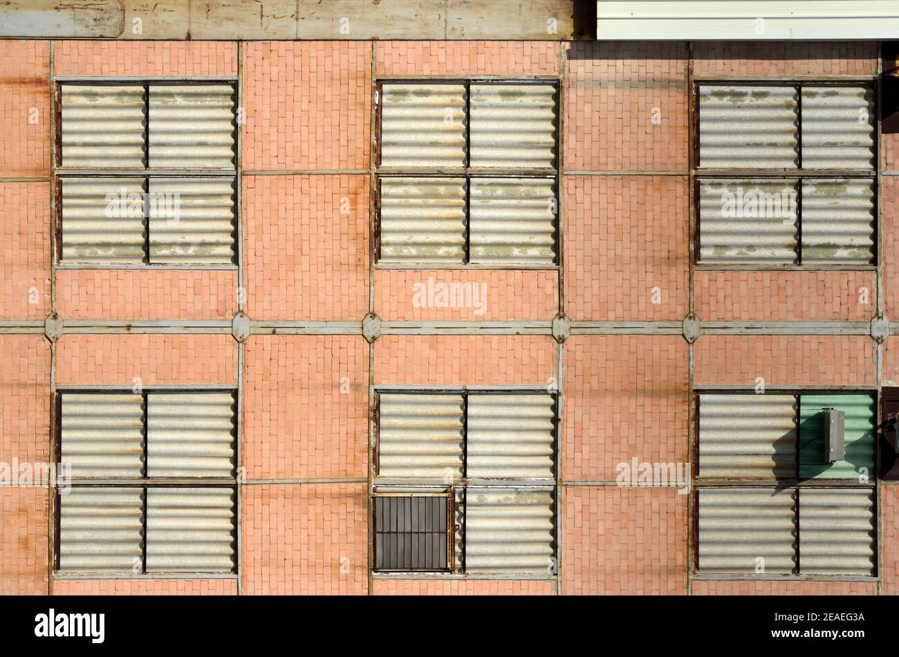Quadratische Fenster oder Fenster Muster der Brick Industrial Building in Die alten Werften in La Ciotat Bouches-du-Rhone Provence Frankreich Stockfoto