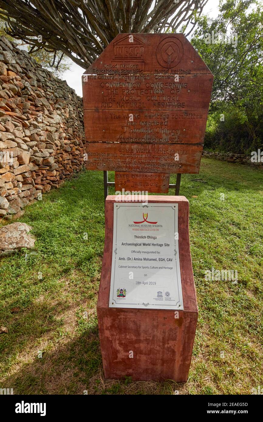 Nationale Museen Kenias Plakette am Thimlich Ohinga Komplex (UNESCO) in Kenia, Afrika Stockfoto