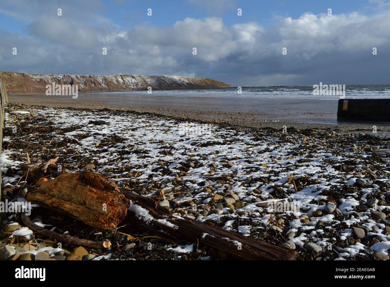 Verschneit - Filey Direkt Am Meer - Drift Wood - Strand - Filey Brigg - Yorkshire - Großbritannien Stockfoto