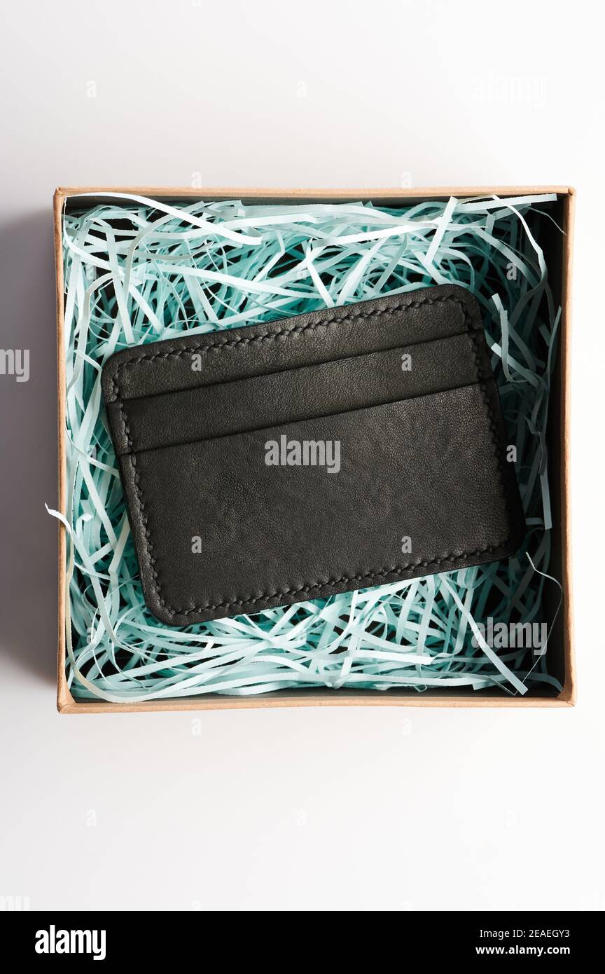 Leder-Geldbörse mit Taschen in Box oben isoliert Stockfoto