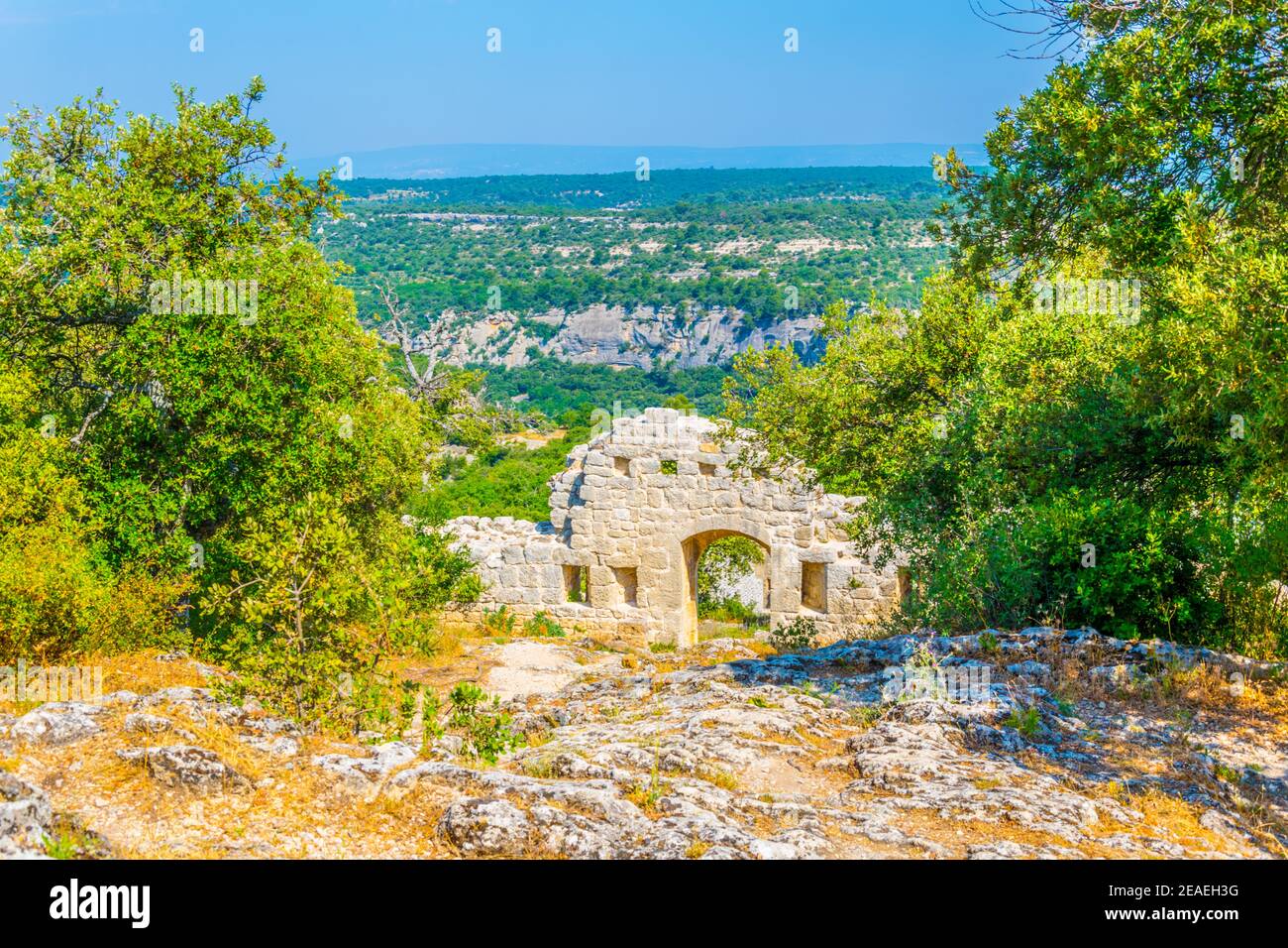 Buoux Castle mit Blick auf den regionalen Naturpark Luberon in Frankreich Stockfoto