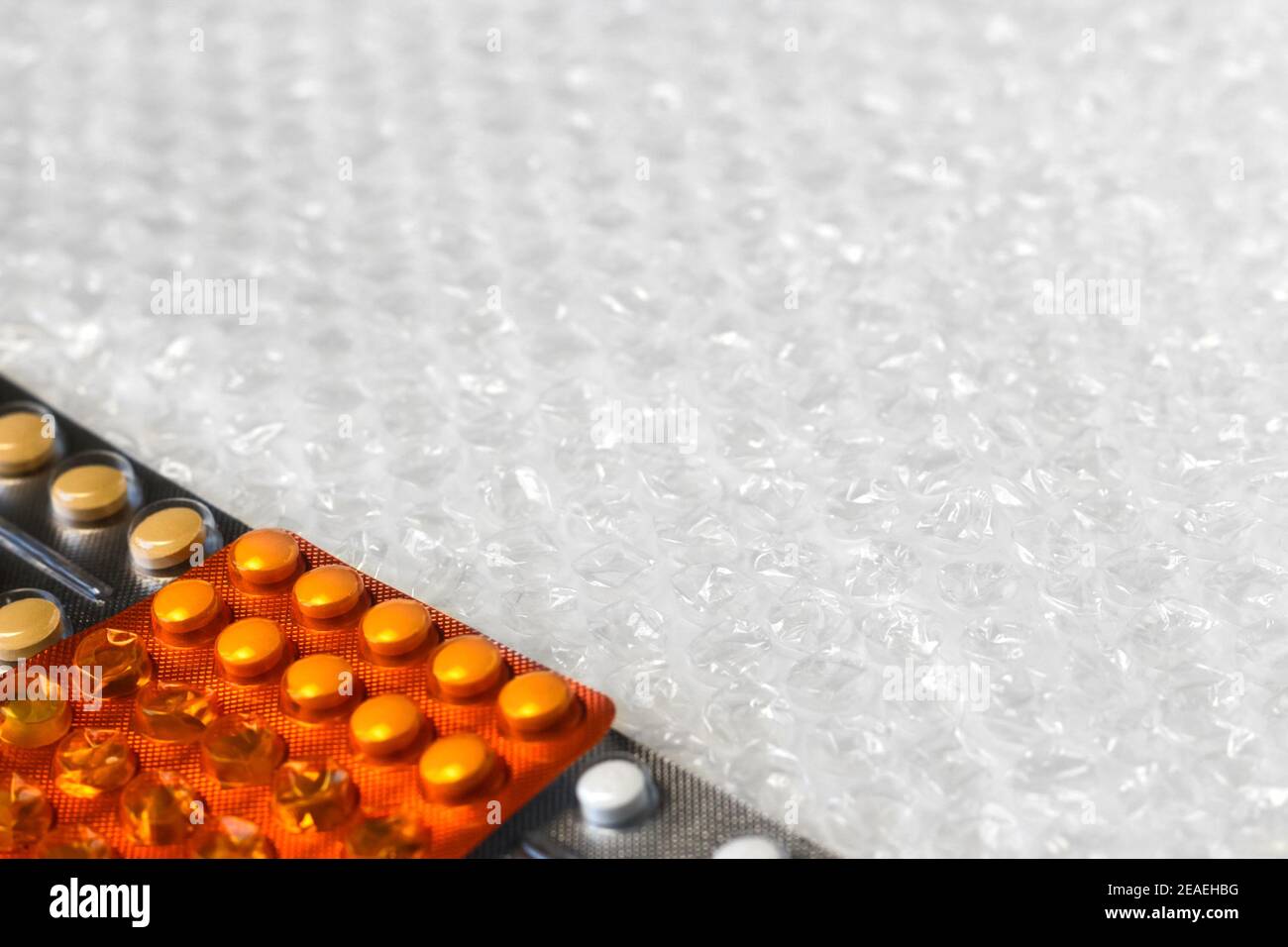 Orange Blister Pillen in einem Beutel auf einem Blase Beutel Hintergrund. Das Konzept des Schutzes gegen Viren, Medizin, Prävention und Behandlung von Krankheiten Stockfoto