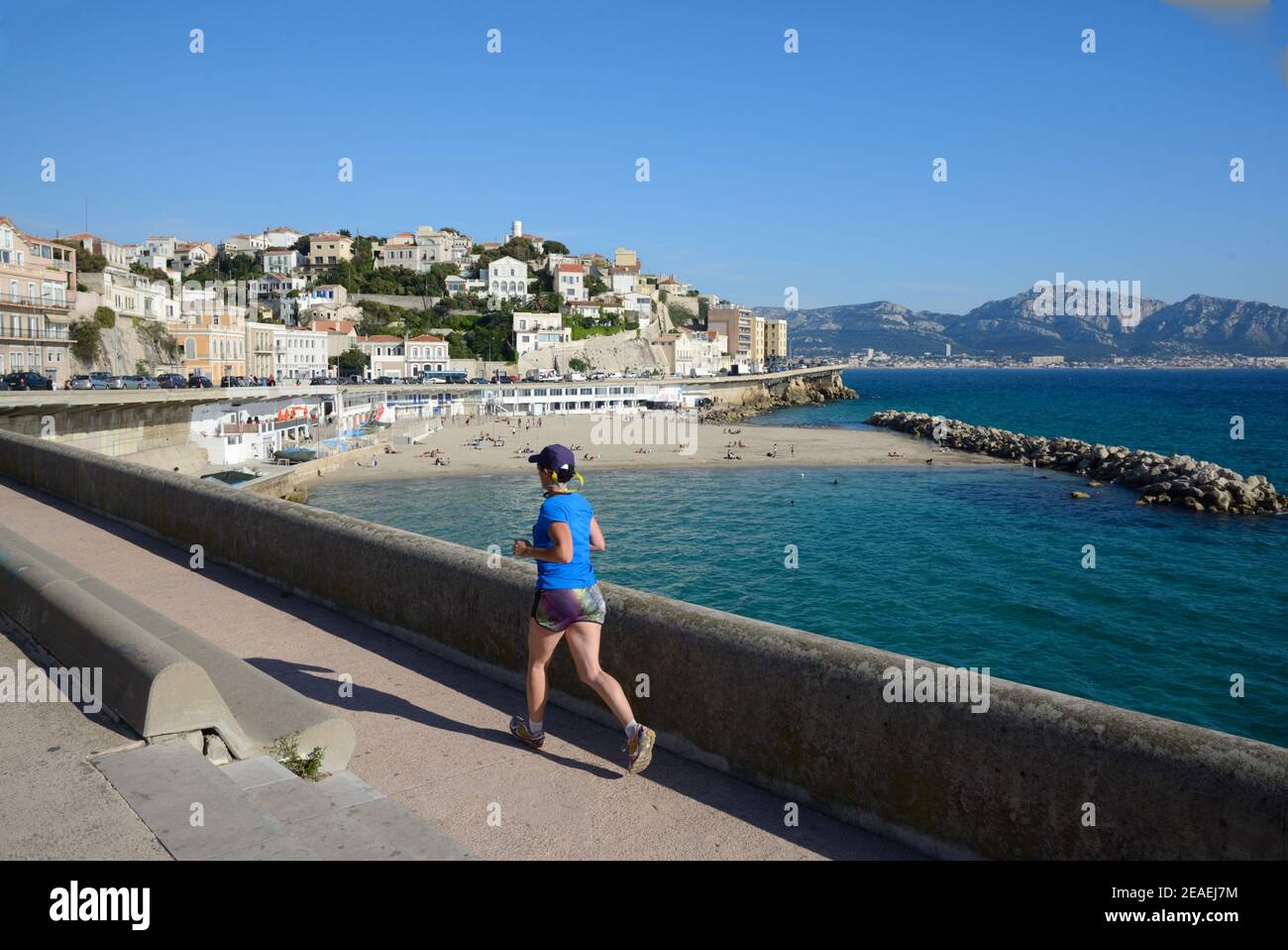 Läufer oder Jogger sprechen Morgen Übung auf La Corniche Kennedy Mit dem Strand Plage du Prophète Marseille Provence Frankreich Stockfoto
