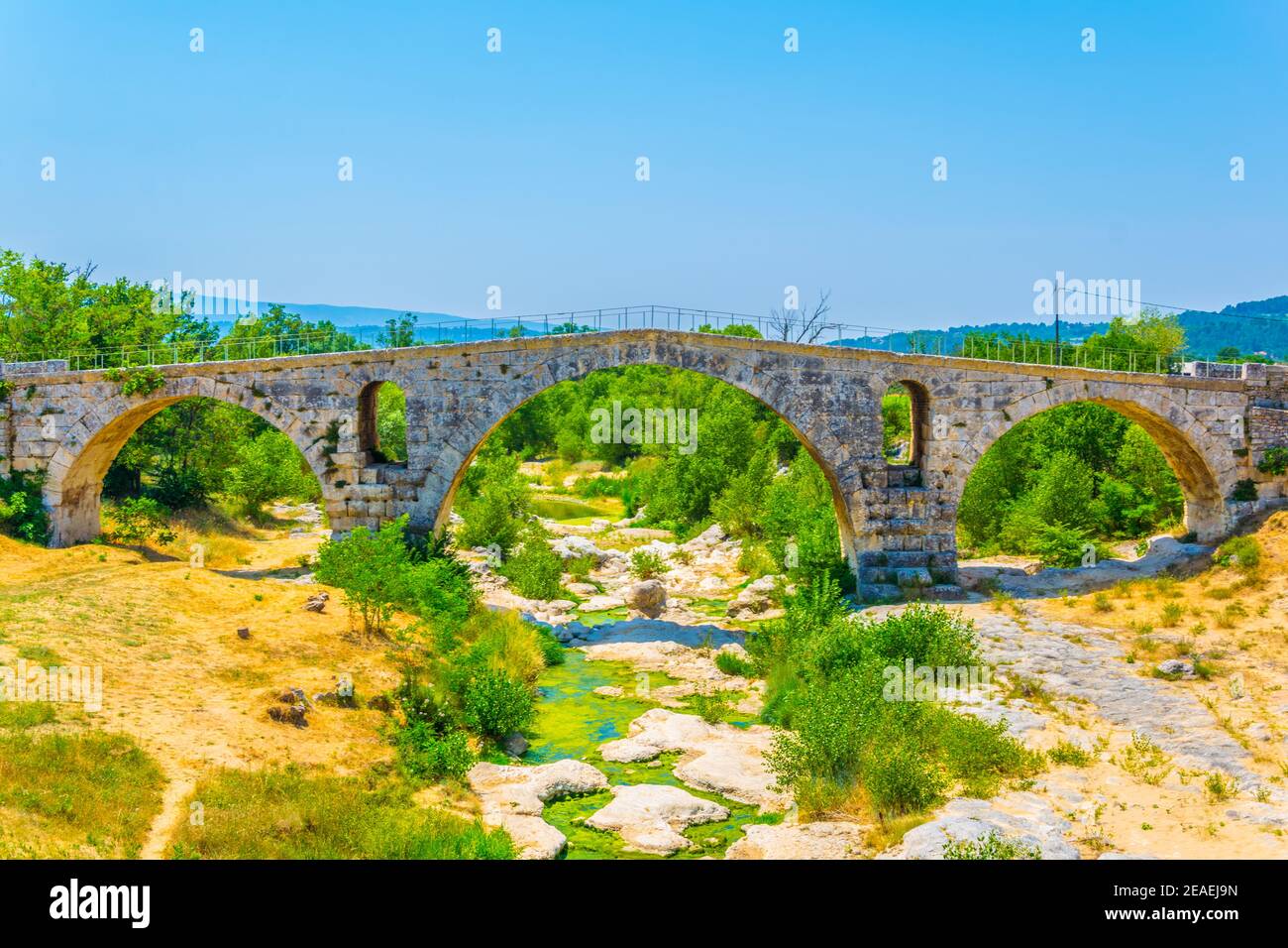 Pont Julien über dem Fluss Calavon in der Region Luberon, Frankreich Stockfoto