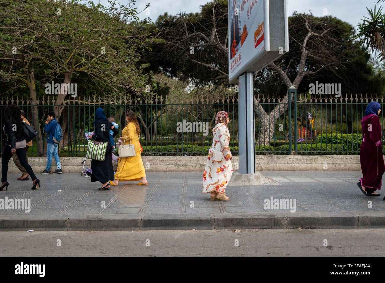 Casablanca, Marokko - 16. April 2016: Straßenszene in der Stadt Casablanca, mit Menschen auf einem Bürgersteig zu Fuß. Stockfoto