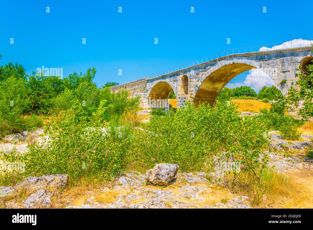 Pont Julien über dem Fluss Calavon in der Region Luberon, Frankreich Stockfoto