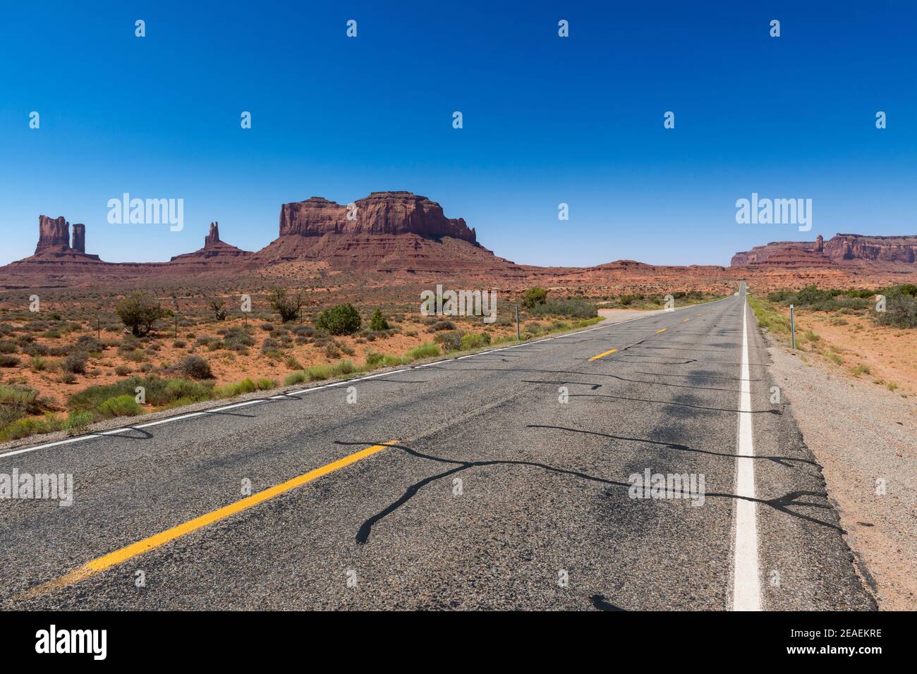 Landschaftlich schöner Blick auf das Monument Valley mit den Sandsteinbüten und einer Straße im Vordergrund; Konzept für Reisen in die USA und Roadtrip. Stockfoto