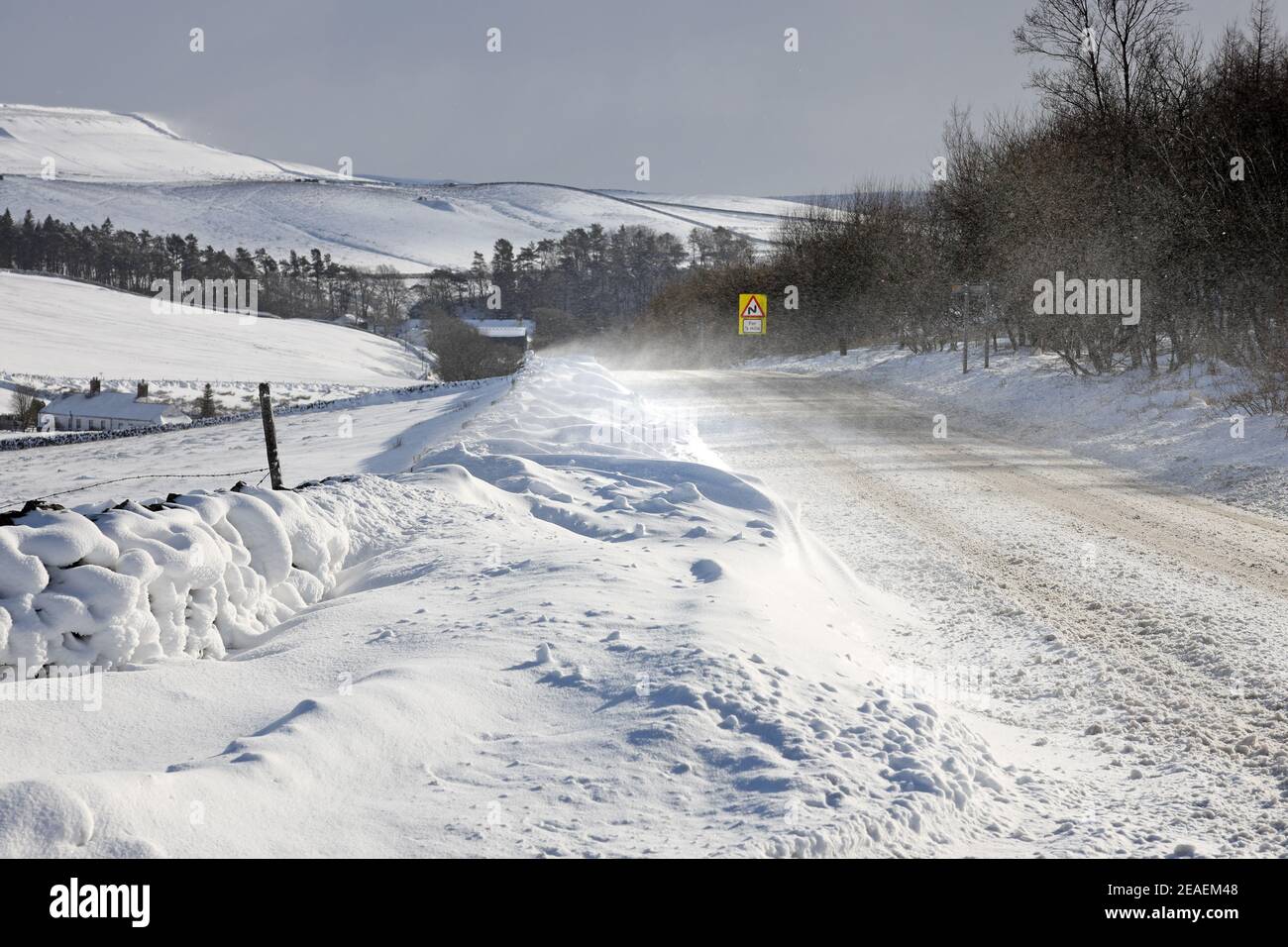 Langdon Beck, Teesdale, County Durham, Großbritannien. 9th. Februar 2021. Wetter in Großbritannien. Schwerer Schnee, starke Winde und Drifting beeinflussen weiterhin Upper Teesdale, während das Biest aus dem Osten II Nordengland greift. Kredit: David Forster/Alamy Live Nachrichten Stockfoto
