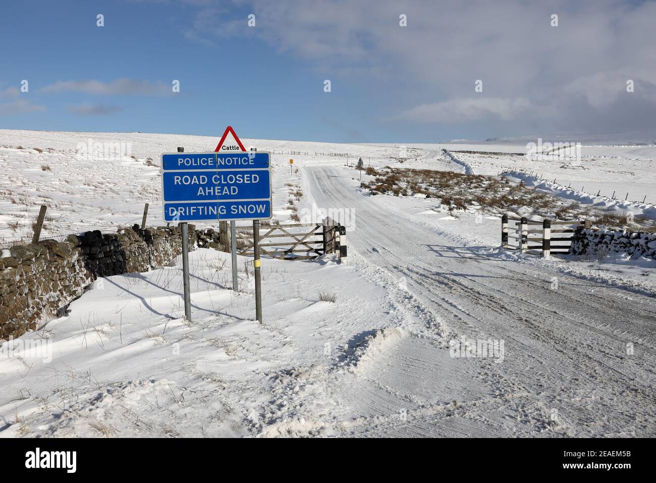 Langdon Beck, Teesdale, County Durham, Großbritannien. 9th. Februar 2021. Wetter in Großbritannien. Schwerer Schnee, starke Winde und Drifting beeinflussen weiterhin Upper Teesdale, während das Biest aus dem Osten II Nordengland greift. Kredit: David Forster/Alamy Live Nachrichten Stockfoto